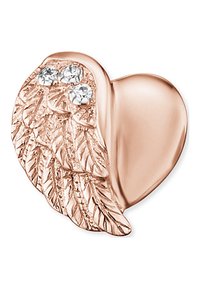 Pendente a forma di cuore in oro rosa con design a foglia testurizzata, caratterizzato da tre piccoli cristalli trasparenti sopra. Superficie liscia e dettagliata.
