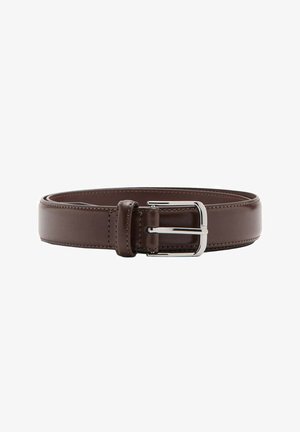 Ceinture en cuir marron avec boucle rectangulaire argentée et bords cousus, enroulée en cercle sur fond blanc.