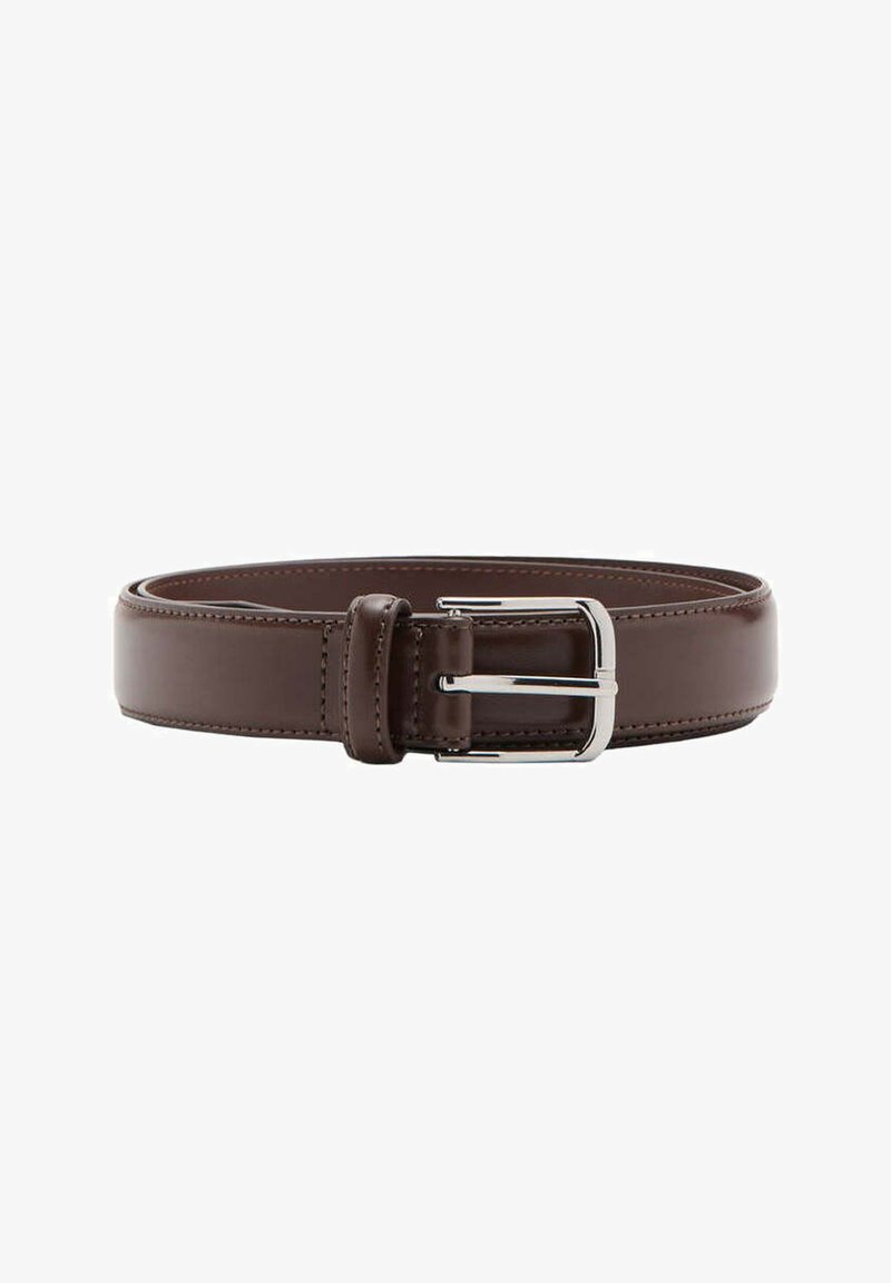 Ceinture en cuir marron avec boucle rectangulaire argentée et bords cousus, enroulée en cercle sur fond blanc.