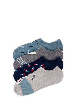 Cuatro pares de calcetines bajos en azul, gris y azul marino con patrones de espina de pescado y boya, apilados sobre un fondo blanco.