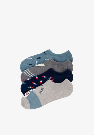 Cuatro pares de calcetines bajos en azul, gris y azul marino con patrones de espina de pescado y boya, apilados sobre un fondo blanco.