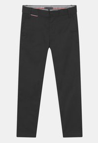 Czarne spodnie bawełniane o kroju z prostymi nogawkami, z zapięciem na guzik, przednimi kieszeniami i paskiem w paski.