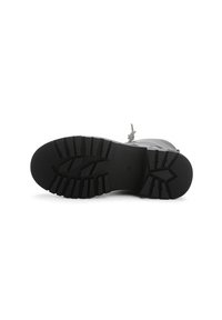 Suola di stivale in gomma nera con un motivo di battistrada robusto, caratterizzato da scanalature profonde e un design della punta liscio e curvo. Dettagli metallici decorano i lacci.