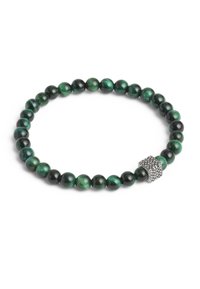 Pulsera de cuentas que presenta piedras pulidas de color verde oscuro y negro, con una cuenta de acento de plata texturizada. Forma circular, superficie lisa.