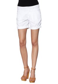 Valkoiset puuvillashortsit, joissa on laskokset, käärityt resorit ja etutaskut. Yhdistetty ruskeisiin korokepohjakenkiin. Ei näkyviä kuvioita tai koristeita.