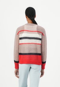 Multicolored trui met een losse brei-design, met strepen in rood, wit, marineblauw en beige, en geribde manchetten en zoom.