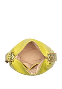 Geel leren handtas met een bovenste rits. Het interieur heeft een beige voering en twee zijzakken. Decoratieve meerkleurige geweven hardware op de riem.