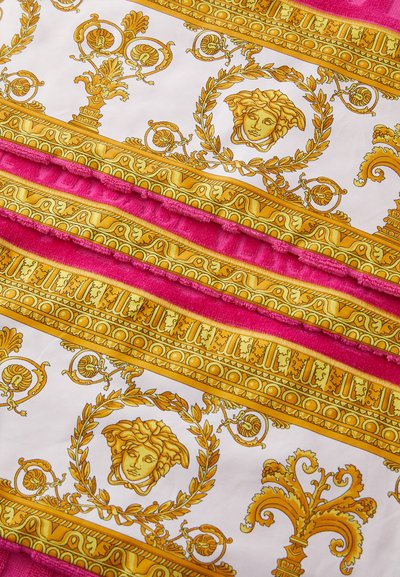 Écharpe en soie ornée d'un motif baroque doré répété sur fond blanc, encadrée de bordures roses vives avec des accents texturés.