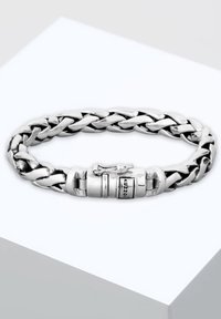 Sølv flet armbånd med en glat struktur, udstyret med en metal spænde og indgraverede detaljer. Den høje glans finish fremhæver designet.