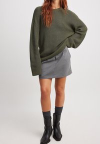 NA-KD Strickpullover - khaki