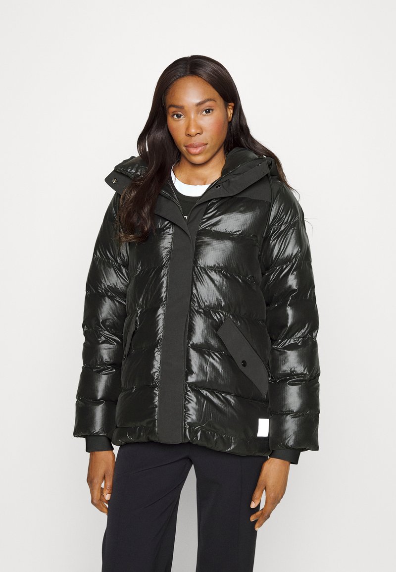 Schwarze Daunenjacke mit glänzender Oberfläche, Reißverschluss und Knopfverschluss vorne, verstellbare Kapuze, Rippbündchen und Seitentaschen.