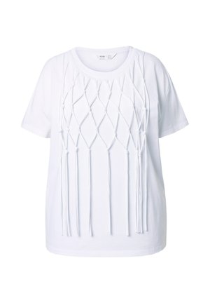 Camiseta blanca con un diseño texturizado que presenta acentos en forma de nudos, similares a cuerdas, y un ajuste holgado. Mangas cortas y cuello redondo.