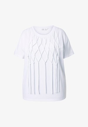 Camiseta blanca con un diseño texturizado que presenta acentos en forma de nudos, similares a cuerdas, y un ajuste holgado. Mangas cortas y cuello redondo.