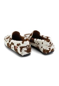 Zapatos sin cordones de color marrón y blanco con manchas, hechos de cuero de vaca, que cuentan con un interior suave, forma redondeada y suela de goma negra.