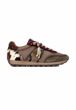 Zapatilla deportiva casual marrón y beige con texturas mixtas, patrón de piel de vaca blanca y marrón en el talón, cordones estilo cuerda y suela de goma.