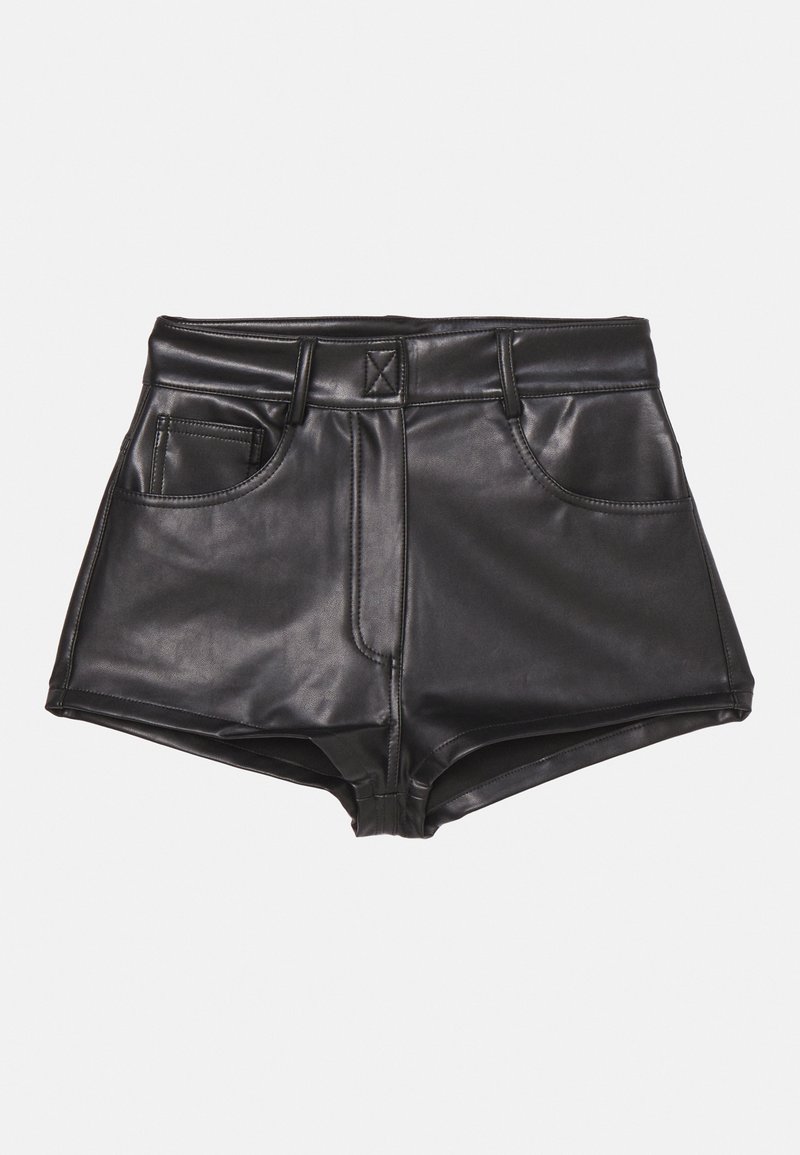Pantalones cortos de imitación cuero negros con cintura alta, que cuentan con dos bolsillos frontales, costuras visibles y una textura suave.