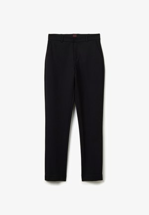 Pantaloni neri realizzati in un tessuto liscio, caratterizzati da un design a gamba dritta, passanti per cintura e tasche frontali. Stile minimalista senza fantasie.