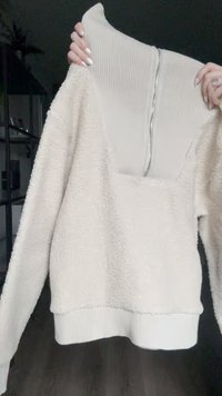 Kreemivärvi pullover, millel on õhuline ja tekstureeritud kangas. Omab soonikuid, sobivaid varrukaid ning seljal on hõbedane lukustus.