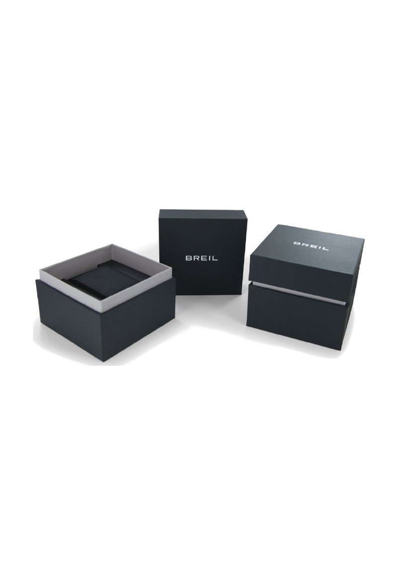Schwarze Geschenkboxen in verschiedenen Größen; eine Box mit abnehmbarem Deckel, die ein silbernes "BREIL"-Logo auf der Vorderseite und eine weiche Innenauskleidung hat.