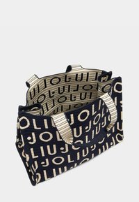 Borsa a tracolla in tessuto blu navy e beige con audace motivo logo, doppi manici, apertura superiore e ampio interno con design interno coordinato.