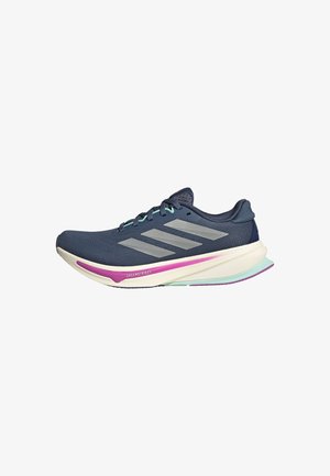 Sapatilha de corrida da marinha com parte superior em malha, riscas prateadas, detalhes em verde-menta e sola acolchoada com pormenores em rosa e azul-turquesa para maior conforto.