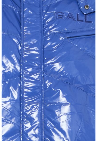 Fényes kék puffermellény, steppelt mintával, elülső cipzárral és hímzett logóval. Sima textúrájú, fényes felülettel.