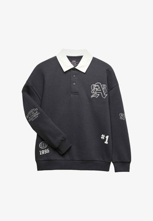 Ciemnoszara bluza z białym kołnierzem, guzikami z przodu oraz haftowanymi grafikami, w tym numerami "92", literą "A" i szczegółami "Manhattan".