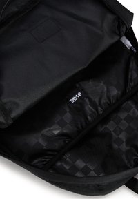 Svart ryggsäcksinteriör med ett texturerat, rutigt mönster. Inkluderar logotypetikett; materialen verkar hållbara och vattenresistenta.
