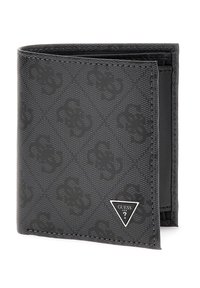 Cartera negra hecha de material sintético texturizado, con un patrón de logotipos en relieve y herrajes triangulares plateados que llevan el nombre de la marca.