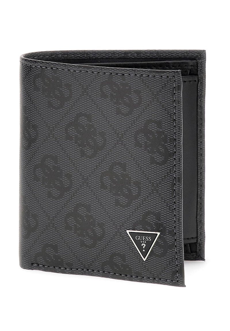 Cartera negra hecha de material sintético texturizado, con un patrón de logotipos en relieve y herrajes triangulares plateados que llevan el nombre de la marca.