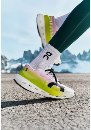 On CLOUDBOOM MAX - Chaussures de running sur route - green