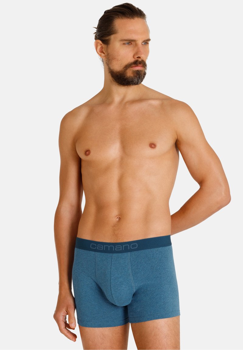 Mannen's blauwe katoenen boxershorts met een strakke pasvorm, voorzien van een donkerblauwe tailleband met het 'camano' logo. Gladde textuur en minimale stikseldetails.