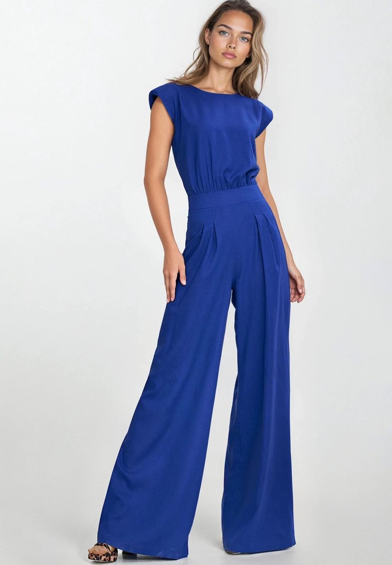 Królewsko-niebieski kombinezon z krótkimi rękawami, zwężoną talią i szerokimi spodniami z plisami dla dodatkowej tekstury. Gładka tkanina.