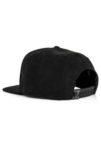 Gorra de béisbol de ante negro con visera plana, una correa ajustable en la parte trasera y un forro interior con un logotipo de la marca.