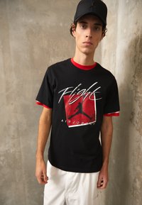 Jordan BRAND CREW - Camiseta estampada - black/gym red