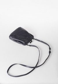 Borsa a tracolla in pelle grigia scura con una forma strutturata, dotata di una tracolla rimovibile e chiusura con gancio, texture liscia e design minimalista.