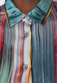 Plisseret skjorte med et multicoloreret stribet design i nuancer af teal, rød og gul; inkluderer en spids krave og knaplukning foran.