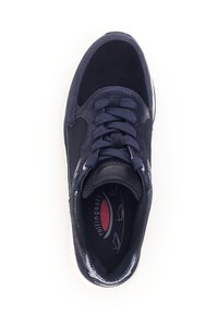 Marineblauwe sneaker van suede en mesh materialen. Ronde neus, vetersluiting, gewatteerde kraag en een gegroefde zool. Logo zichtbaar aan de binnenkant.