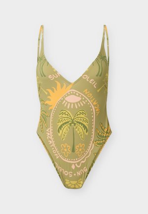 Maillot de bain une pièce vert olive à fines bretelles, imprimé thème vacances avec palmier, soleil, et motifs en tons jaunes, roses et verts.