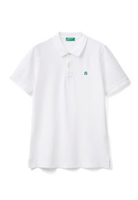 Bílá polo košile s krátkým rukávem a límečkem, dvěma knoflíky, malým zeleným logem na levé hrudi a bočními rozparky, ležící na bílé ploše.