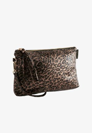 Leopardprint clutch taske lavet af glat syntetisk materiale. Har en lynlåslukning, en frynseaccent og en aftagelig håndledsstrop.