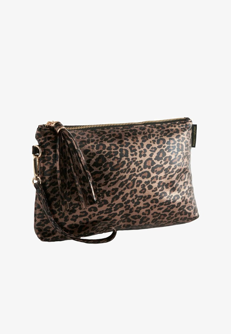 Klíčová taška s leopardím vzorem vyrobená z hladkého syntetického materiálu. Disponuje zipovým uzavřením, akcentem v podobě třásní a odnímatelným zápěstním popruhem.