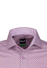 Camicetta viola con motivo geometrico, colletto classico e chiusura con bottoni, completa di etichetta all'interno del colletto.