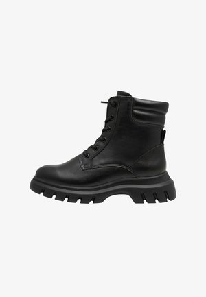 Bottes chelsea noires en cuir avec fermeture à lacets, col rembourré et semelle en caoutchouc épaisse dotée de profonds crampons pour une adhérence améliorée.