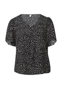 Blouse noire à manches courtes avec un décolleté en V, ornée d'un motif de pois irréguliers blancs et d'un tissu léger et texturé.