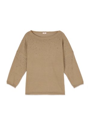 Hellbrauner Pullover mit langen Ärmeln und rundem Ausschnitt, verziert mit kleinen, verstreuten silbernen Nieten an Schultern und oberen Ärmeln.
