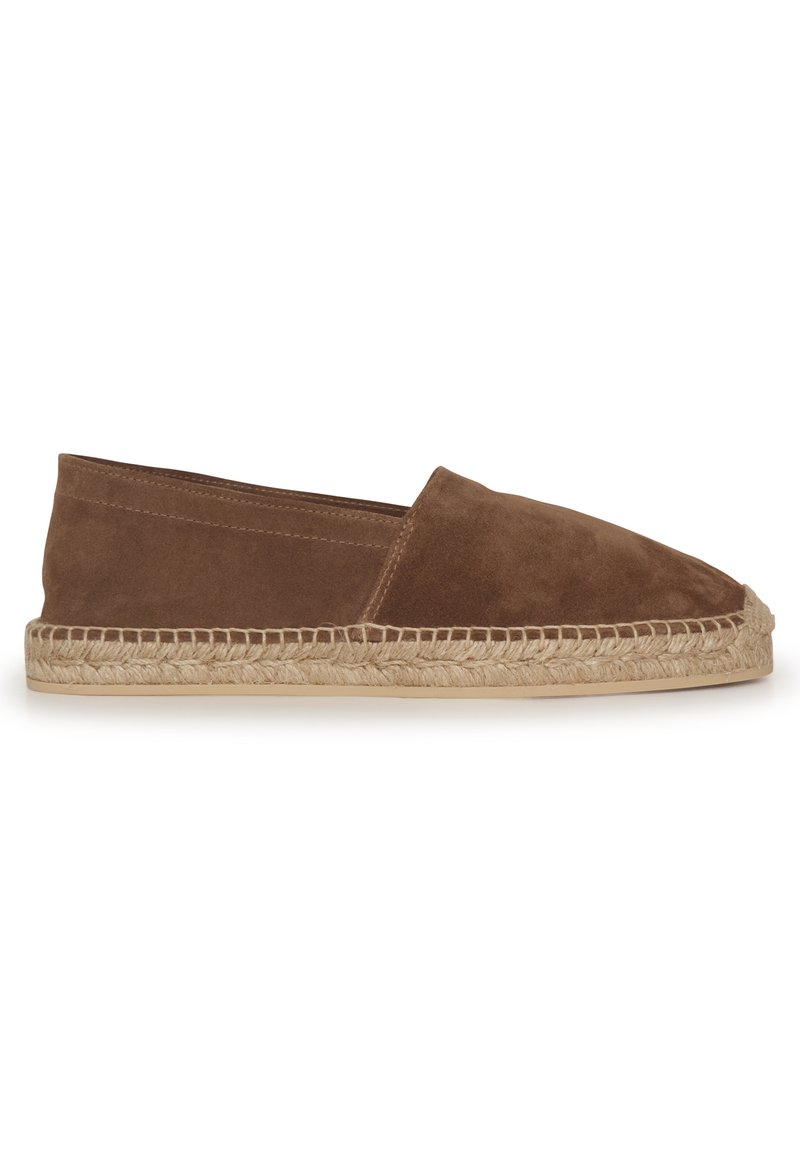 Ruskea mokkanahkainen espadrille, jossa on litteä profiili, juteeköysi pohja ja minimalistinen muotoilu. Sileä pinta ja ommellut yksityiskohdat.