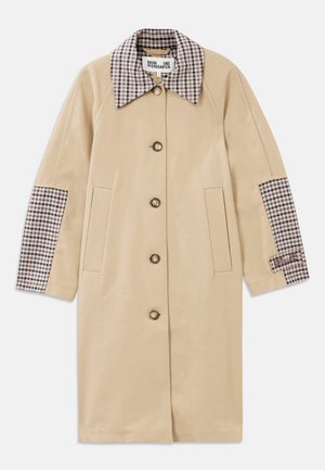 Cappotto beige con un ampio colletto a quadri e dettagli ai polsini. Presenta sei bottoni, tasche laterali e una vestibilità sartoriale. Texture del tessuto liscia.