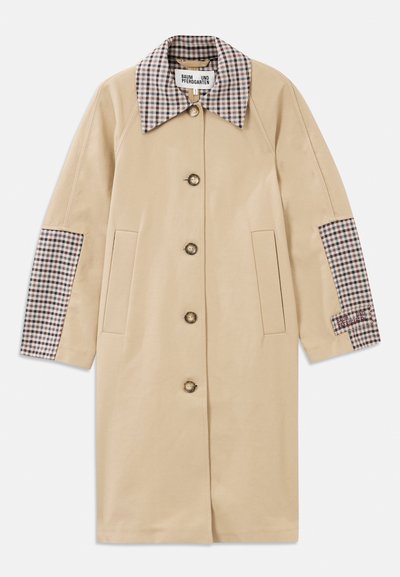 Beige kappa med stor rutmönstrad krage och manschetter. Har sex knappar, sidofickor och en skräddarsydd passform. Slät tygtextur.
