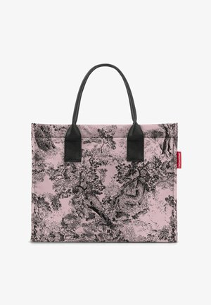 Sac fourre-tout rose avec un imprimé d'arbre noir et de paysage, avec des poignées noires, de forme rectangulaire et une petite étiquette de logo rouge.